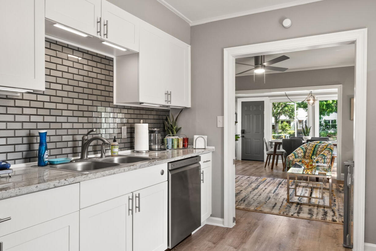 Jasper House kitchen Fully equipped Jasper House kitchen with white cabinetry and stainless-steel appliances
